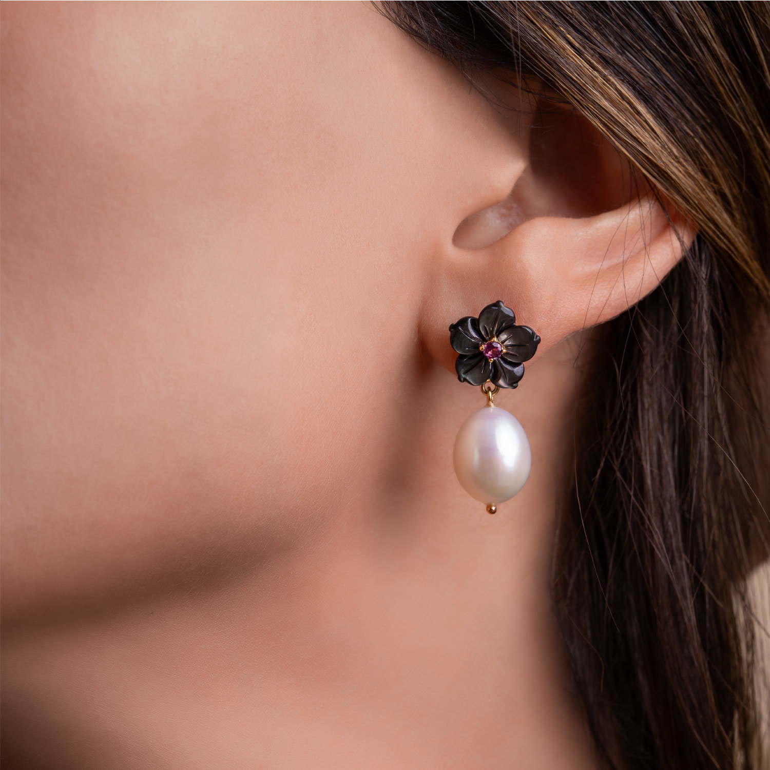 Yawmi Black Mother of Pearl Earring with Pearl in 18K Gold